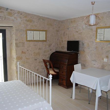 Torroella de Montgrí Apartaments Fonda Comerc מראה חיצוני תמונה